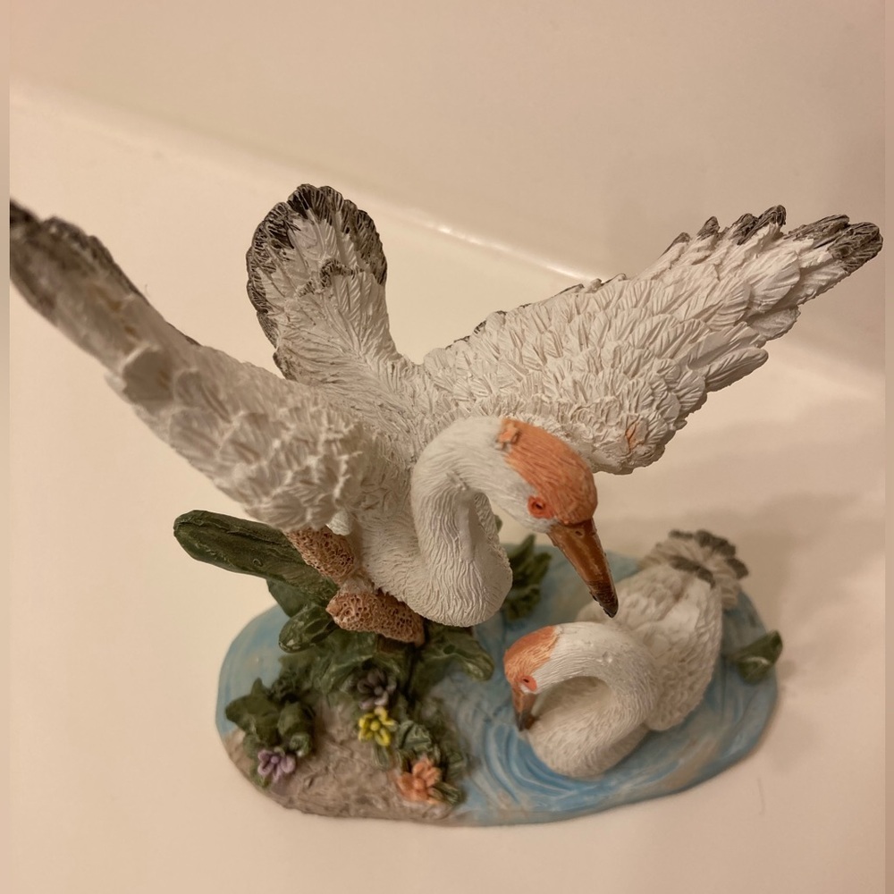 Vintage Cornerstone Creations
2001 Swan Display Of 2 Birds.  Preowned
“No Flaws”